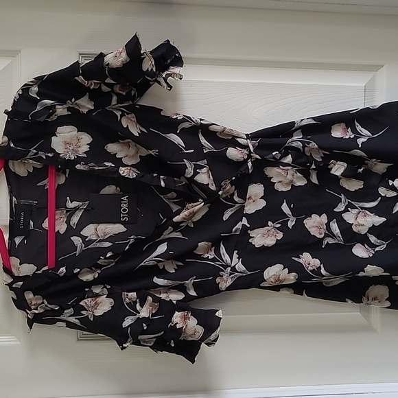 Storia Dresses & Skirts - Storia wrap dress can fit sz small to sz large as it is adjustable